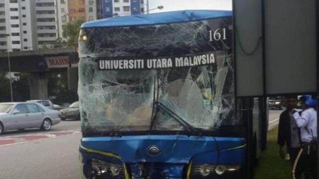 Bus pemain SEA Games kecelakaan