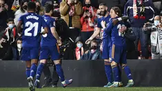 Penyerang Real Madrid, Karim Benzema (kedua kanan) berselebrasi dengan rekan setimnya usai mencetak gol ke gawang Rayo Vallecano pada pertandingan La Liga Spanyol di stadion Vallecas di Madrid, Spanyol, Minggu (27/2/2022). Real Madrid menang tipis atas Rayo Vallecano 1-0. (AP Photo/Jose Breton)