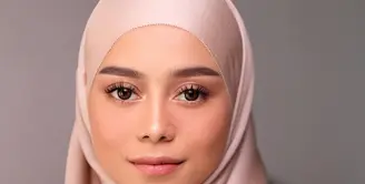 Disempurnakan dengan polesan makeup natural yang  flawless nuansa soft pink hasil tangan dingin Makeup Artist Marlene Hariman. [Foto: IG/marlenehariman].