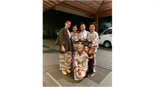 Luna Maya dan teman-temannya kompak memakai kimono.