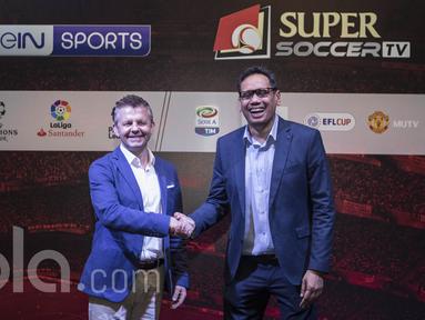 Direktur Pengembangan Bisnis Super Soccer TV, Mirwan Suwarso, dan Managing Director BeIN Sports Asia Pasific, Mike Kerr (kiri), usai memberikan keterangan pers terkait kerjasama di Foundry 8, Jakarta, Kamis (2/3/2017). (Bola.com/Vitalis Yogi Trisna)