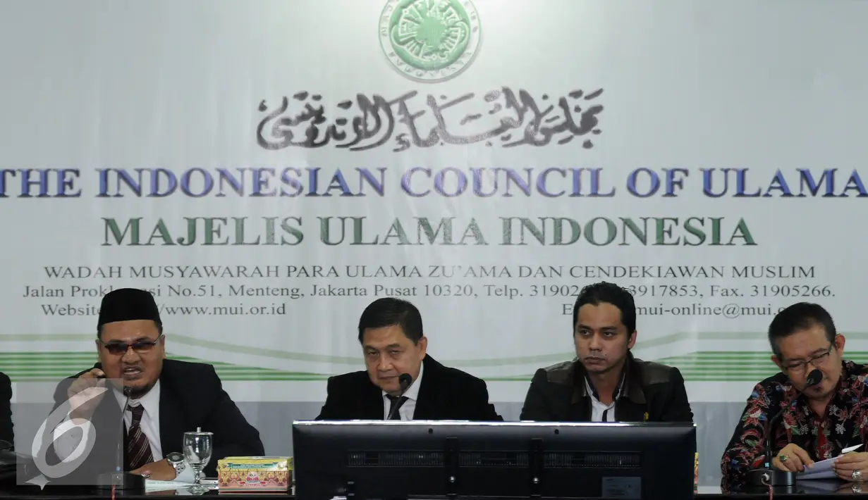 Perwakilan Tim Advokasi Pandangan dan Sikap Keagamaan MUI, Gus Joy (kiri) memberi keterangan usai menggelar pertemuan di Jakarta, Senin (14/11). Pertemuan untuk merumuskan pandangan dalam membantu fatwa MUI. (Liputan6.com/Helmi Fithriansyah)