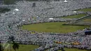 Massa aksi damai 2 Desember bergerak meninggalkan Kawasan Monas setelah melaksanakan Salat Jumat, Jakarta, Jumat (2/12). Massa yang bergerak pulang terus mengumandangkan salawat sambil mengibarkan panji-panji mereka. (Liputan6.com/Johan Tallo)