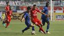 Bek Persib, Henhen Herdiana, berebut bola dengan bek Semen Padang, Cassio Jesus, pada laga Liga 1 Indonesia di Stadion Si Jalak Harupat, Bandung, Sabtu, (9/9/2017). Persib ditahan imbang 2-2 oleh Semen Padang. (Bola.com/M Iqbal Ichsan)