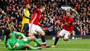 Juan Mata membawa Manchester United unggul dulu lewat golnya ke gawang Arsenal di menit ke-68 dalam laga Premier League di Stadion Old Trafford, Sabtu (19/11/2016). (Action Images via Reuters/Jason Cairnduff)
