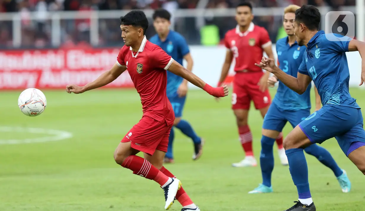 Pemain timnas Indonesia, Dendy Sulistyawan mencoba keluar dari adangan pemain Thailand pada lanjutan kualifikasi Grup A Piala AFF 2022 di Stadion Utama Gelora Bung Karno, Jakarta, Kamis (29/12/2022). Laga berakhir imbang 1-1. (Liputan6.com/Helmi Fithriansyah)