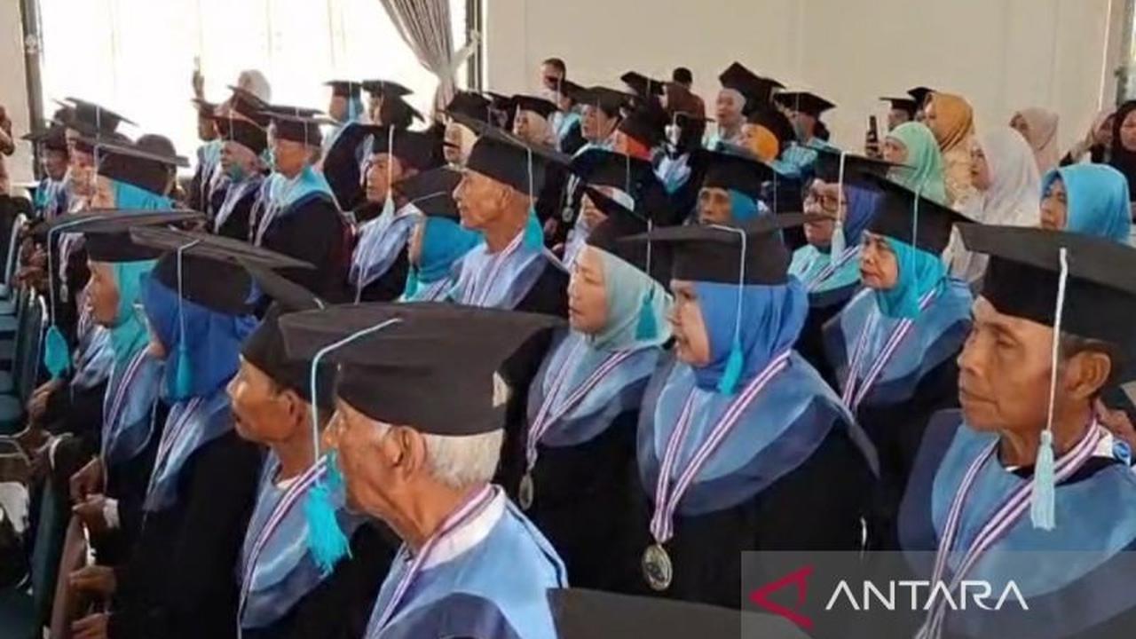BKKBN Wisuda 75 Lansia di Bengkulu Tengah, Perkuat Kemandirian Usia Senja