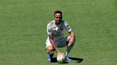 Bek Brasil Eder Militao (kiri) bersama Presiden Real Madrid Florentino Perez berpose dengan jersey klub selama pengenal dirinya di stadion Santiago Bernabeu di Madrid, Spanyol (10/7/2019). Eder Militao diboyong Madrid dari FC Porto dengan transfer 50 juta euro. (AP Photo/Manu Fernandez)