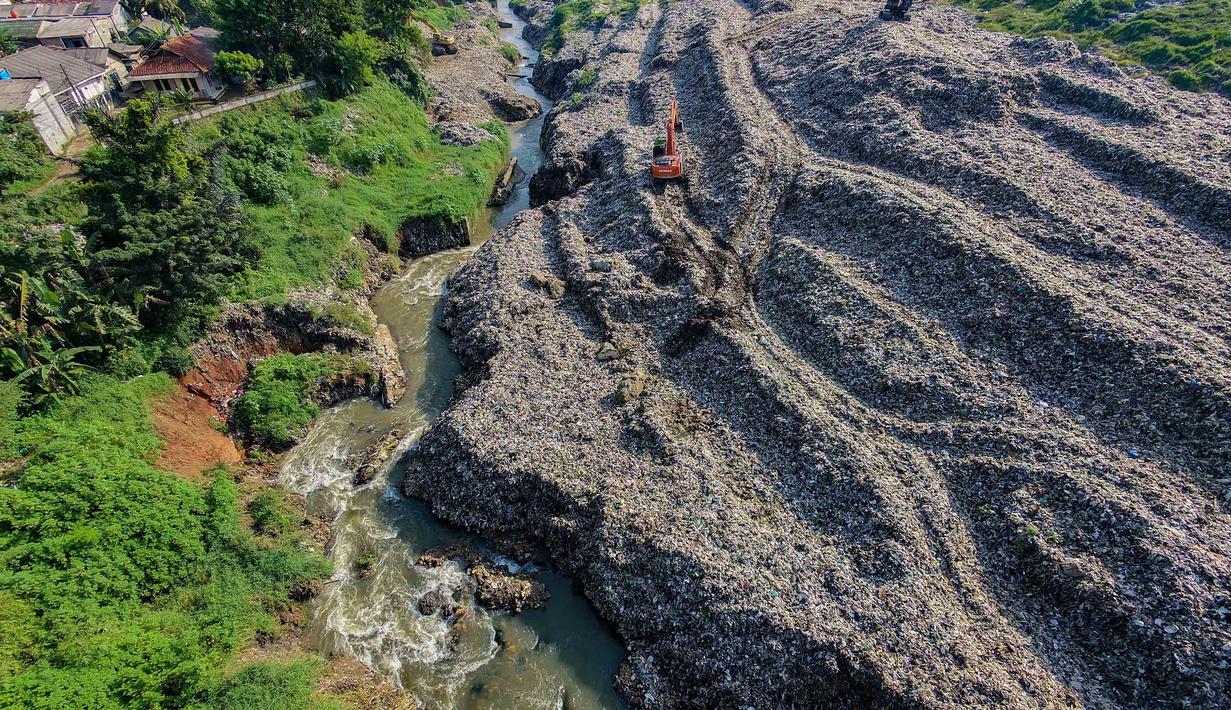 Kondisi aliran Kali Pesanggrahan yang menyempit di kawasan Pasir Putih, Depok, Jawa Barat, Senin (27/4/2026), setelah longsoran sampah dari Tempat Pembuangan Akhir (TPA) Cipayung menutup sebagian badan sungai. (merdeka.com/Arie Basuki)