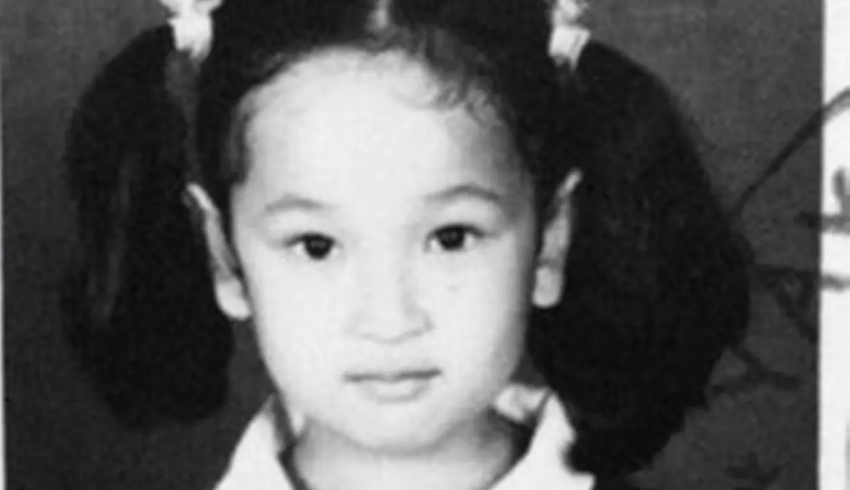 Paras yang menggemaskan terlihat dari wajah Agatha Pricilla. Penampilan imut dari Cilla ini menuai atensi karena gaya rambut kuncir duanya. Tak heran, banyak penggemarnya merasa gemas melihat foto Cilla saat masih TK. (Liputan6.com/IG/agthpricilla)