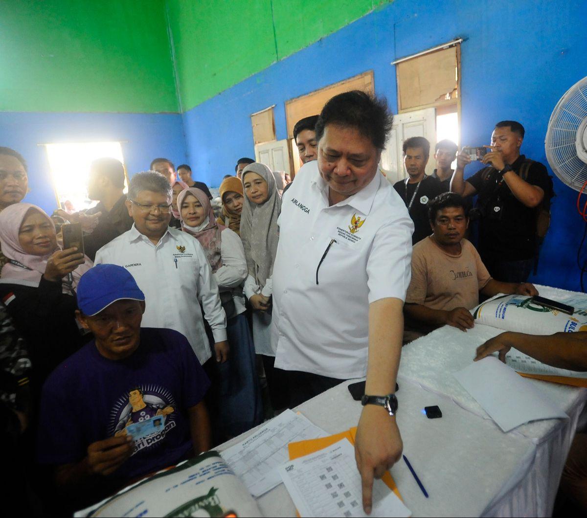 Menteri Koordinator Bidang Perekonomian Airlangga Hartarto memulai penyaluran Bantuan Langsung Tunai (BLT) El Nino berupa beras 10 kg kepada 2.200 keluarga penerima manfaat (KPM). Secara simbolis, BLT El Nino tersebut diberikan Menko Airlangga kepada warg