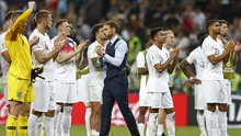 Gareth Southgate dan timnas Inggris memberikan penghormatan kepada suporter. (AP/Matthias Schrader)