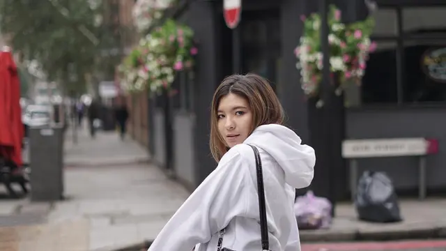 [Bintang] Nggak Menggigil Waktu Hujan, Intip 5 Gaya Kece Ala Shaloom Razade