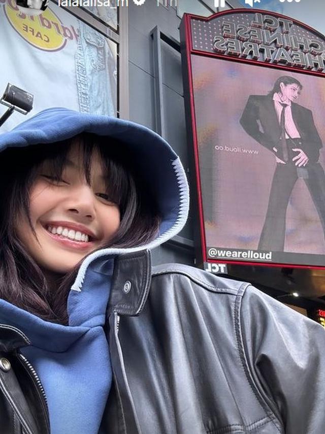 Lisa Blackpink dengan billboard LLOUD, agensi yang didirikannya. (Instagram/ lalalalisa_m)