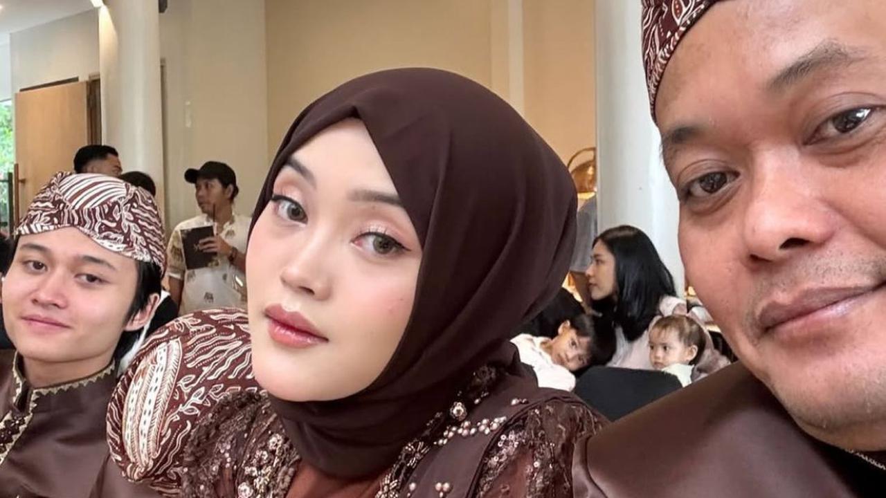 Elegan dalam Kebaya Cokelat, Putri Delina Tampil Memesona di Tasyakuran Mahalini