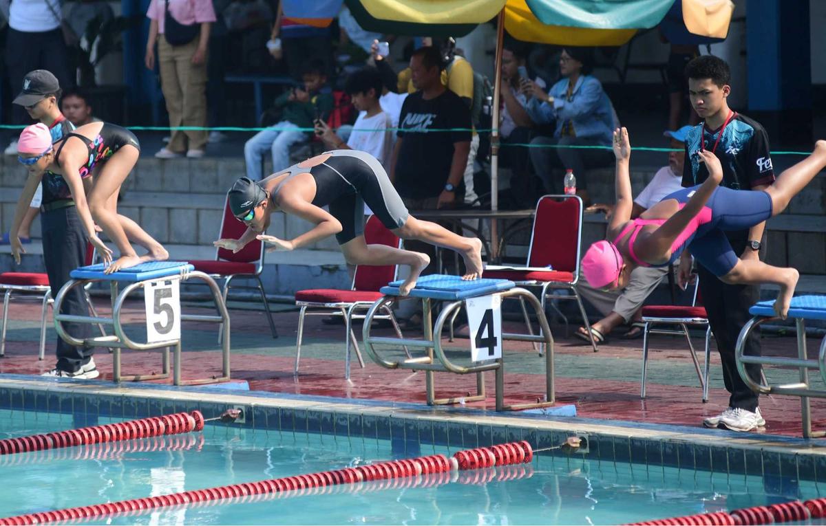 Semangat Murid SD Bertanding Renang dalam Olimpiade Olahraga Siswa Nasional