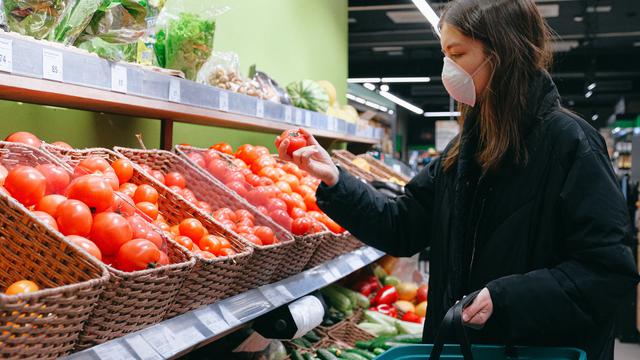 Ilustrasi belanja sayuran di tengah pandemi