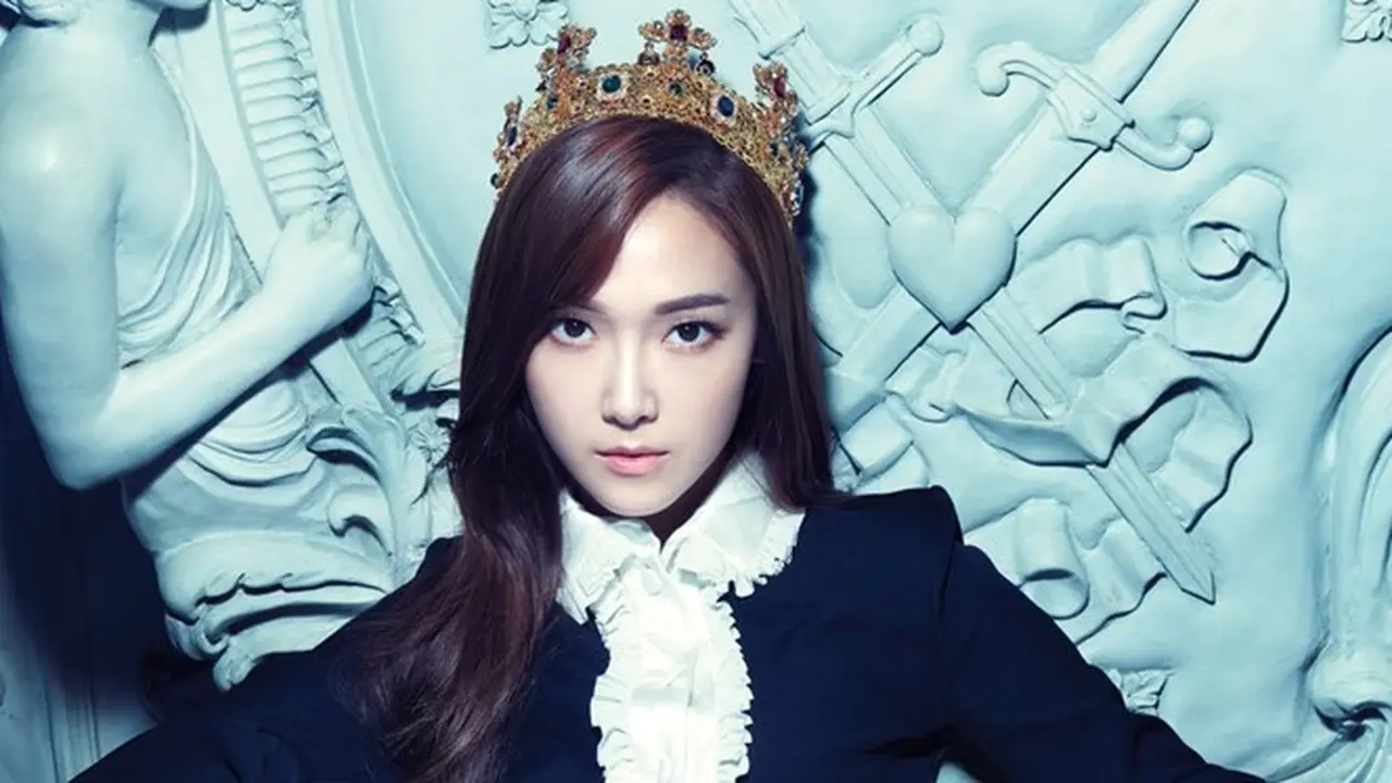 Jessica Jung meminta penggemar untuk tak mengikutinya.