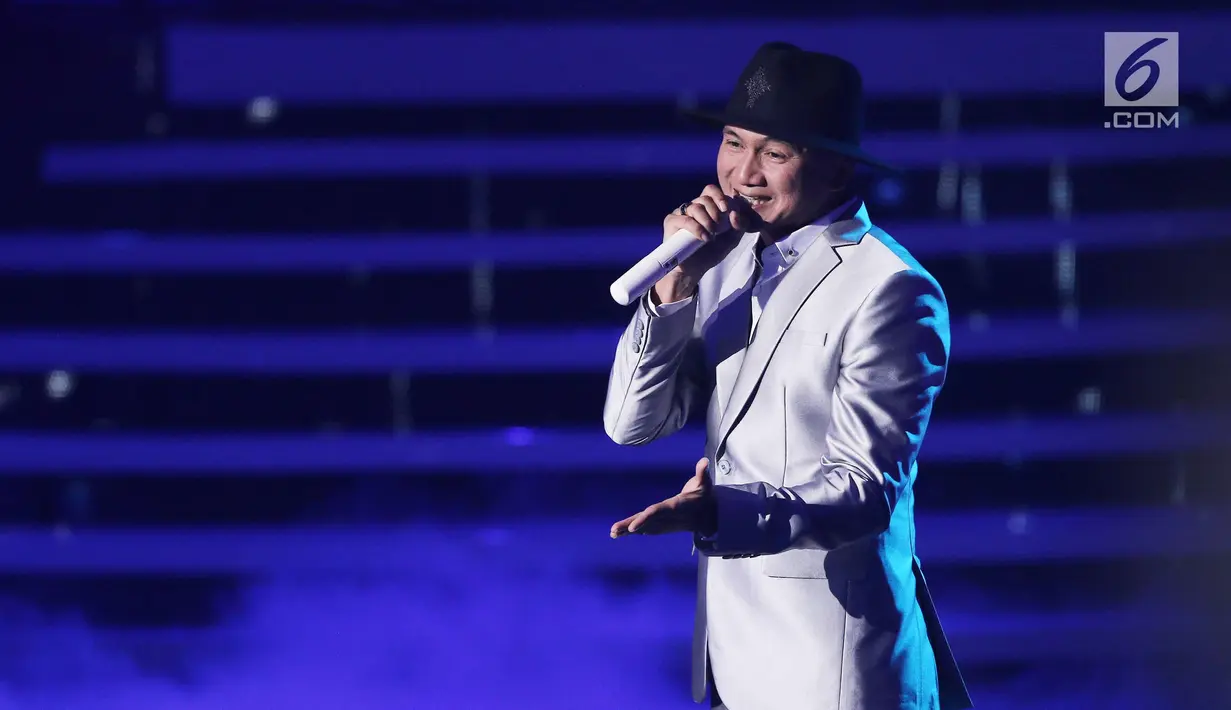 Aksi panggung Anji saat membawakan lagu pada perayaan HUT Indosiar ke-23 di Jakarta Convention Center (JCC), Kamis (11/1). Di HUT Indosiar ini Anji membawakan lagu DIA. (Liputan6.com/Herman Zakharia)