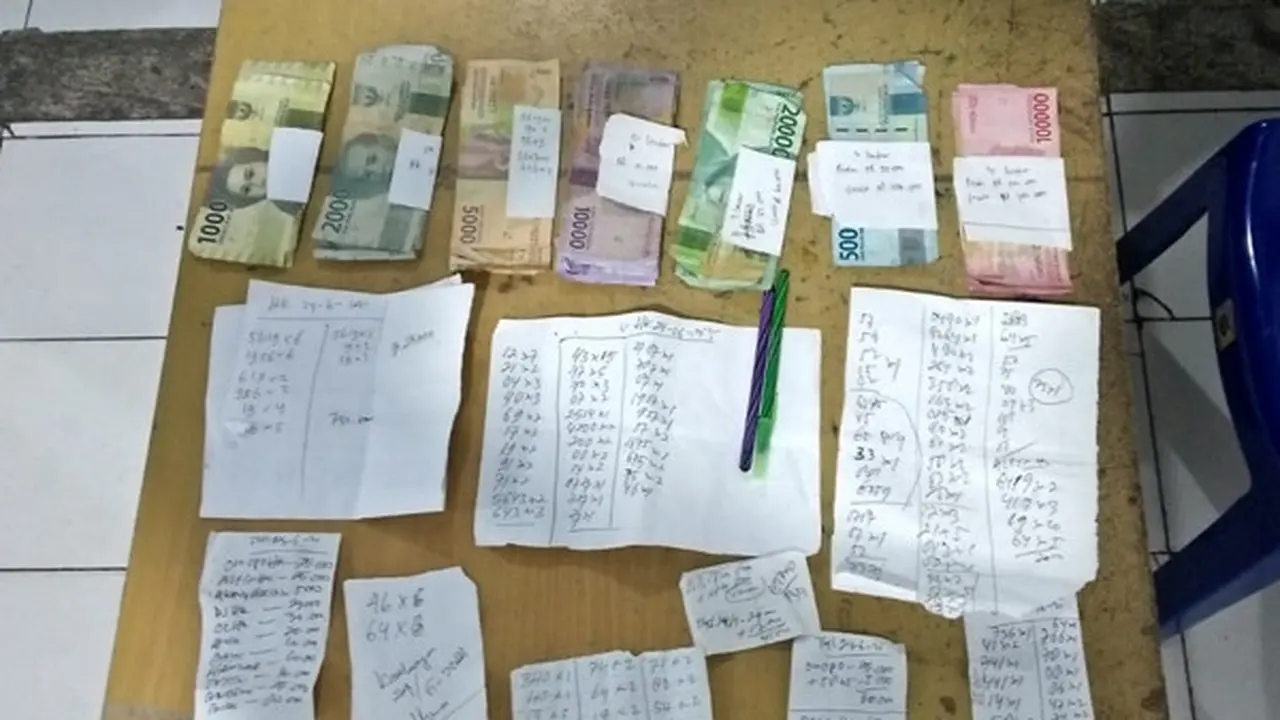 Polres Bitung mengamankan sejumlah barang bukti yang terdiri dari uang tunai sebesar Rp732 ribu, kertas rekapan togel, serta 1 buah ponsel.