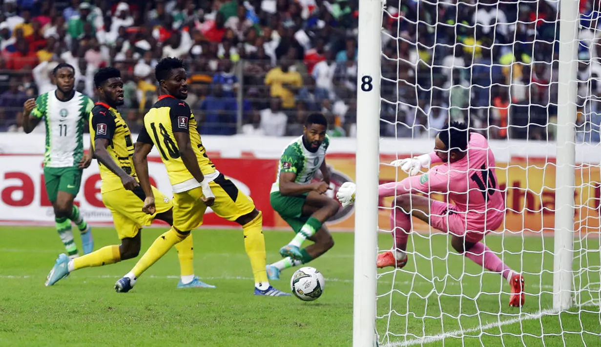 Pemain Nigeria Frank Onyeka menendang bola ke gawang Ghana pada pertandingan sepak bola leg kedua kualifikasi Piala Dunia 2022 di Abuja, Nigeria, 29 Maret 2022. Pertandingan berakhir imbang 1-1. (AP Photo/Sunday Alamba)