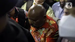 Gubernur Papua Lukas Enembe tiba di Rumah Sakit Pusat Angkatan Darat (RSPAD) Gatot Soebroto, Jakarta, Selasa (10/1/2023) malam. Lukas Enembe menjalani  pemeriksaan kesehatan sebelum diperiksa sebagai tersangka Komisi Pemberantasan Korupsi (KPK) terkait kasus suap dan gratifikasi. (merdeka.com/Imam Buhori)