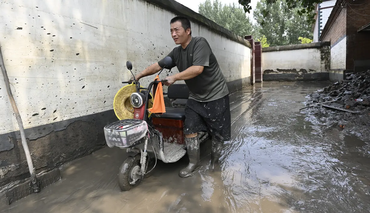 Topan Doksuri menghantam China lebih dari seminggu yang lalu, namun tingkat kehancuran yang diakibatkan oleh banjir dan runtuhnya gedung-gedung baru terlihat sekarang. (Jade Gao / AFP)