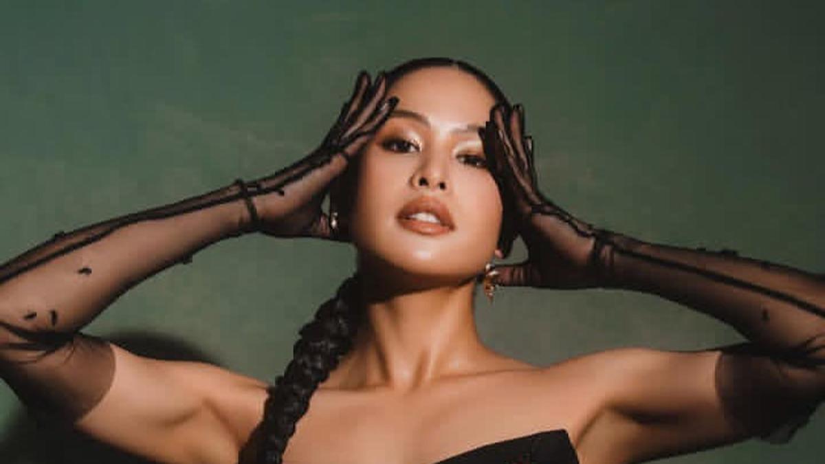 Gaun Roh Semut Maudy Ayunda di Premier Film Para Perasuk Curi Perhatian