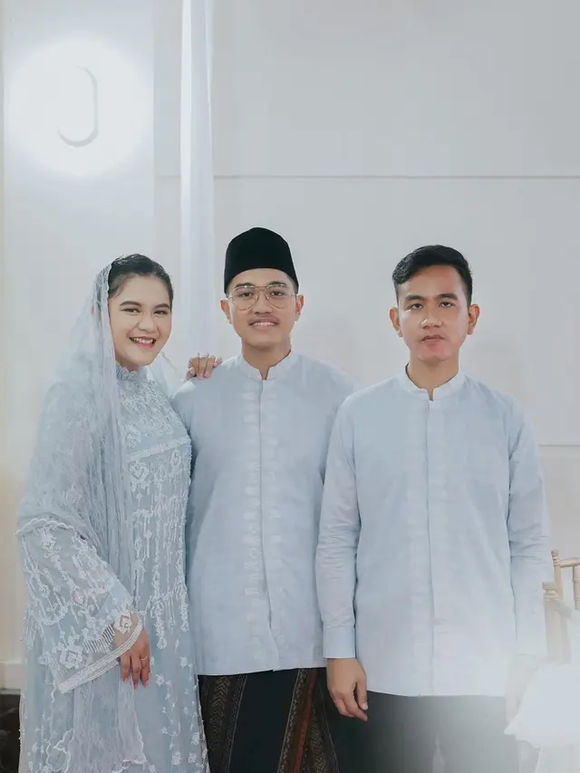 Kahiyang Ayu kenakan hijab bersama Gibran Rakabuming Raka dan Kaesang Pangarep