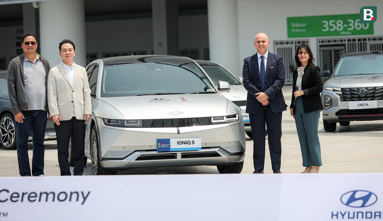 <p>Presiden Direktur Hyundai, Woojune Cha (tengah kiri), Direktur Usia Muda FIFA, Roberto Grassi (tengah kanan), Wakil Ketua Umum PSSI, Ratu Tisha (kanan) dan COO Hyundai Motors Indonesia, Franciscus Soerjopranoto berfoto bersama saat Official Car Handover Ceremony FIFA U-17 World Cup Indonesia di Jakarta International Stadium (JIS), Jakarta, Selasa (07/11/2023). Sebanyak 148 mobil Hyundai dari berbagai jenis diserahkan untuk kendaraan ofisial FIFA selama Piala Dunia U-17 2023. (Bola.com/Bagaskara Lazuardi)</p>