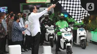 Presiden Joko Widodo melepas mitra Gojek menggunakan motor listrik dalam acara peluncuran kolaborasi pengembangan ekosistem kendaraan listrik antara perusahaan patungan Gojek dan TBS Energi Utama (TBS), Electrum, Pertamina, Gogoro, dan Gesits di Jakarta Selasa (22/2/2022). (Liputan6.com/HO/Gojek)