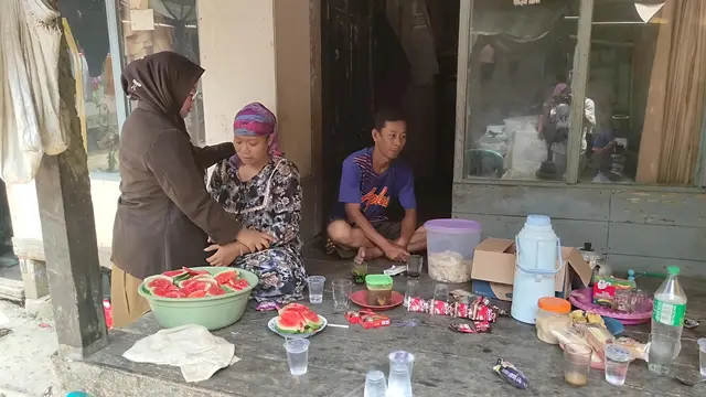 Keluarga bocah yang jenazahnya viral diduga dibawa menggunakan sepeda motor di Pandeglang. (Dok. Istimewa)