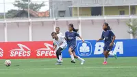 Dua pemain tim all Stars Bandung, Riyanti Saffana Suryani (tengah) dan Nhatasya Al-Syafira Septiani Putri, tampak mengenakan sepatu berbeda warna ketika menghadapi Solo di pertandingan kedua MilkLife Soccer Challenge All Stars di Supersoccer Arena, Kudus, Jawa Tengah, Jumat (24/1/2025). (Dok. Bakti Olahraga Djarum Foundation/MilkLife)