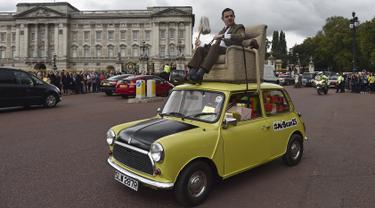 Komedian Inggris Rowan Atkinson, pemeran ‘Mr Bean’ mengendarai mobil mininya dan berkeliling di kawasan The Mall, London, Jumat (4/9/2015). Rowan Atkinson tersebut sebagai promosi serial TV dan Film komedi ‘Mr Bean’ (REUTERS / Toby Melville)