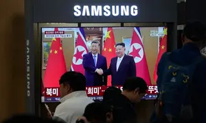 Layar televisi di Stasiun Kereta Api Seoul, Korea Selatan, menampilkan foto arsip pemimpin Korea Utara Kim Jong Un (kanan) dan Presiden China Xi Jinping dalam siaran berita pada Sabtu (24/10/2026). (Dok. AP Photo/Ahn Young-joon)