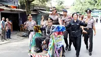 Polisi purna yang diantar Kapolres Banjarnegara ke rumah menggunakan becak semringah sepanjang jalan. (Liputan6.com/Muhamad Ridlo)