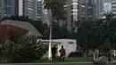 Warga menyalurkan hobi fotografi di area Hutan Kota Gelora Bung Karno, Jakarta, Kamis (20/6/2019). Sore hari banyak warga memanfaat waktu luang dengan berolahraga dan menyalurkan hobi fotografi di area Hutan Kota Gelora Bung Karno. (Liputan6.com/Helmi Fithriansyah)
