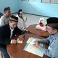 Jumain menandatangani surat nikah di hadapan penghulu yang didatangkan ke Lembaga Pemasyarakatan kelas 1 Semarang. Ia menikah dalam penjara karena merampok. (foto: Liputan6.com/ Edhie Prayitno Ige)