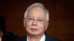 Ekspresi eks PM Malaysia Najib Razak saat tiba di Kantor Komisi Anti-Korupsi Malaysia (MACC) di Putrajaya, Kamis (24/5). Najib diperiksa terkait penyelidikan korupsi miliaran dolar atas dana 1Malaysia Development Berhad (1MDB). (AP Photo/Vincent Thian)