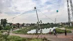 Anak-anak saat bermain layang-layang di sekitar Waduk Kampung Rambutan 2, Jakarta, Kamis (12/11/2020). Waduk seluas 4,6 hektare yang rampung dibangun oleh Pemprov DKI pada 2019 tersebut kini menjadi lokasi wisata alternatif bagi warga setempat, terlebih saat pandemi Covid-19.  (merdeka.com/Iqbal S.