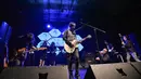 Konser berlangsung di kawasan SCBD Jakarta, Rabu (10/2/2016) malam dengan dibuka Isa Radja. Jebolan ajang pencarian bakat itu menggebrak panggung dengan membawakan lagu 'Angkuh' yang dipopulerkan Padi. (Dezmond Manullang/Bintang.com)