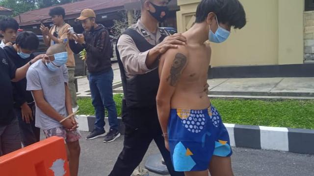 Fadil Muhamad (19), pemanah misterius yang ditangkap polisi, pelaku sudah belajar sejak SMP menggunakan anak panah.(Liputan6.com/Ahmad Akbar Fua)