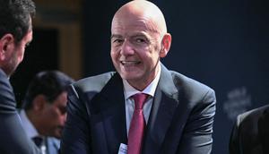 Presiden FIFA, Gianni Infantino, bereaksi saat resepsi dengan para pemimpin bisnis di sela-sela pertemuan tahunan Forum Ekonomi Dunia (WEF) di Davos pada 21 Januari 2026. Forum Ekonomi Dunia berlangsung di Davos dari 19 Januari hingga 23 Januari 2026. (Mandel NGAN/AFP)