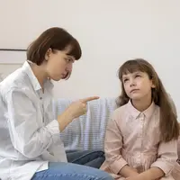 ilustrasi orangtua yang membimbing anaknya/copyright freepik.com/freepik