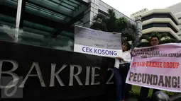 Puluhan karyawan partner bisnis Bakrie membentangkan spanduk di depan gedung Wisma Bakrie, Jakarta, Kamis (10/9). Mereka menuntut Bakrie segera membayar pelunasan hutang hasil penjualan aset Hotel Pullmen di Bali. (Liputan6.com/Helmi Afandi)