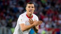 Pemain Swiss, Granit Xhaka merayakan gol ke gawang Serbia pada laga grup E Piala Dunia 2018 di Stadion Kaliningrad, Jumat (22/6). Xhaka merayakan gol dengan gerakan tangan seperti lambang burung di bendera Albania. (Laurent Gillieron/Keystone via AP)