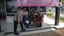 Petugas kesehatan menyuntikkan vaksin COVID-19 Sinovac kepada anak di Pospol Polsek Pamulang, Tangerang Selatan, Banten, Kamis (6/1/2022). Pemerintah menargetkan 2,6 juta anak usia 6-11 tahun telah divaksinasi sampai akhir Januari 2022. (Liputan6.com/Faizal Fanani)