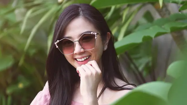 FOTO: Gaya Franda Saat Pakai Kacamata, Tampil Modis dan Stylish