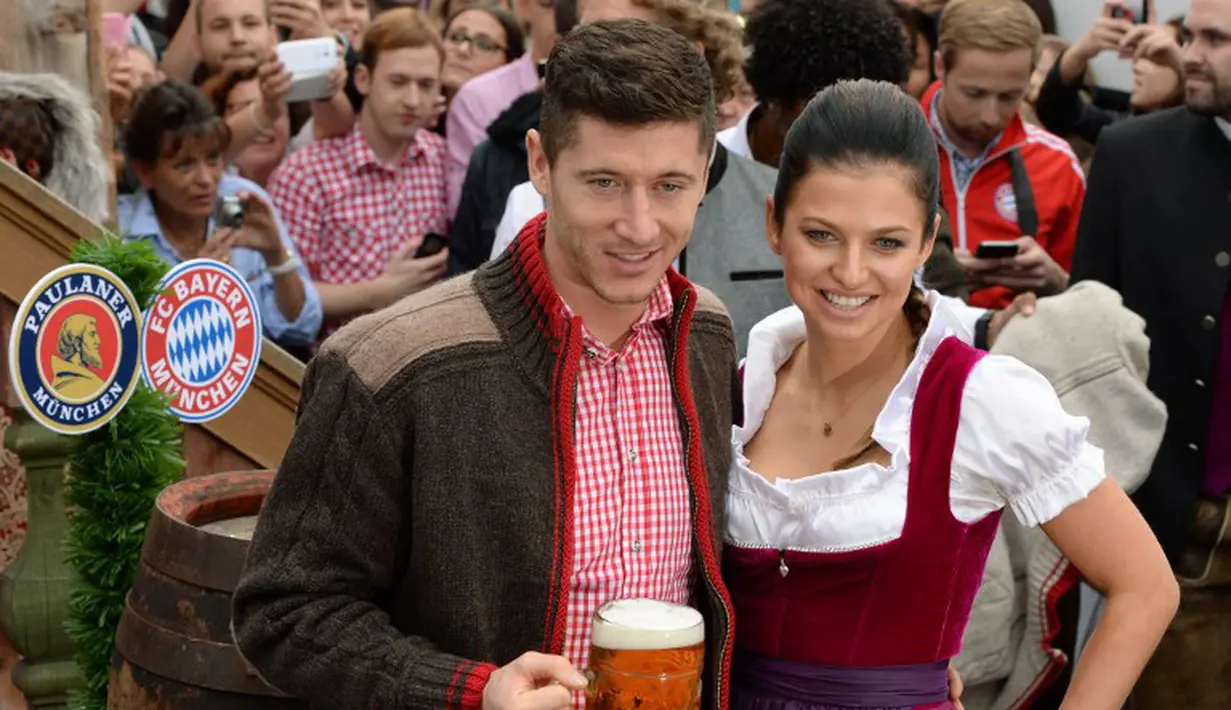 Robert Lewandowski bersama istrinya Anna Stachurska larut dalam keseruan Oktoberfest, Jerman, Minggu (5/10/2014)(AFP PHOTO/CHRISTOF STACHE)