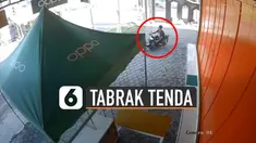 Terekam ia menoleh ke arah lain saat berbelok di halaman toko dan menabrak salah satu tiang penyangga tenda hingga tenda rubuh.